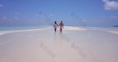 美丽的男人。女人婚姻爱生活梦想海滩清洁白色沙子背景
